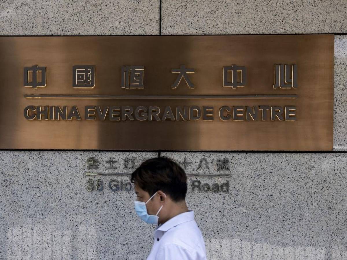 Gigante inmobiliario chino Evergrande se desploma el día de su vuelta a bolsa