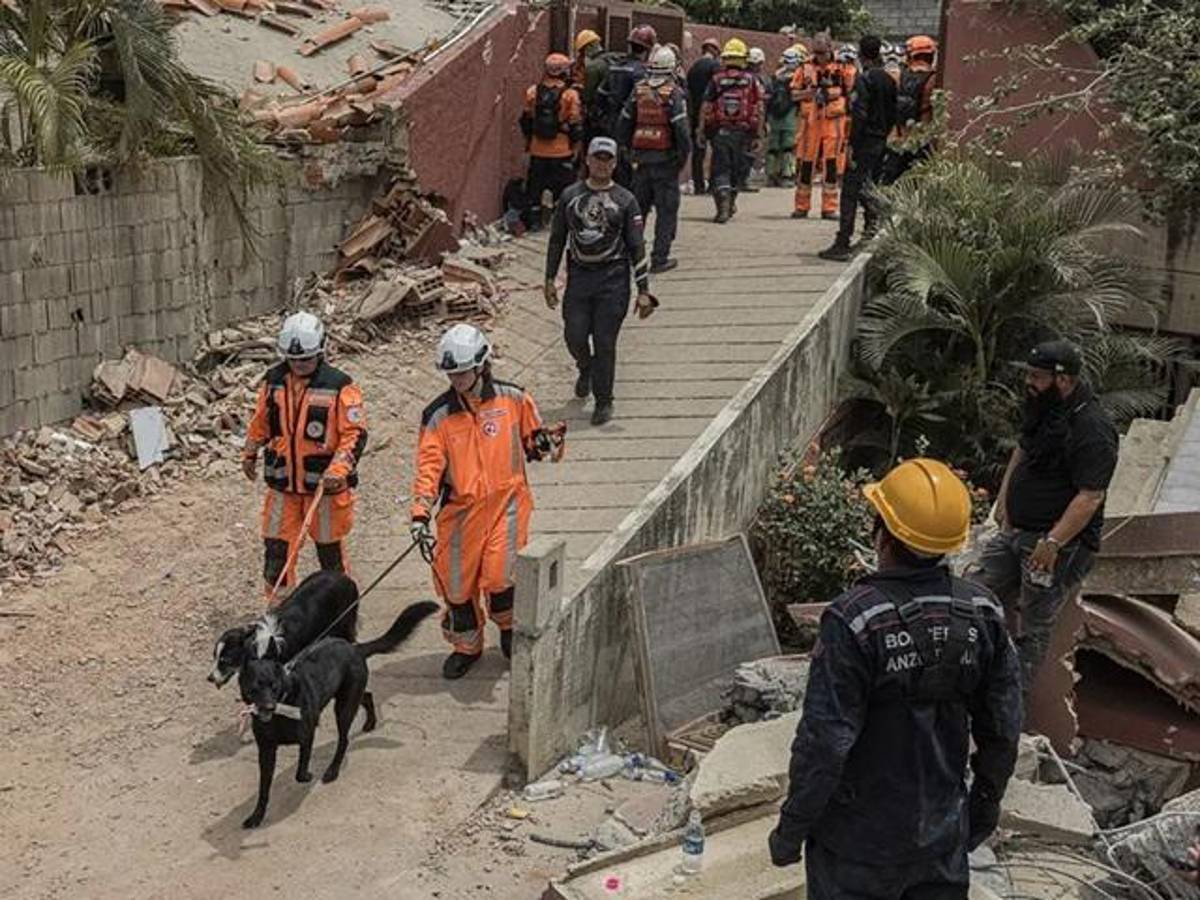 Rescatistas trabajan en operaciones de rescate en una zona afectada por los terremotos, en La Guaira (Venezuela). EFE/ Henry Chirinos