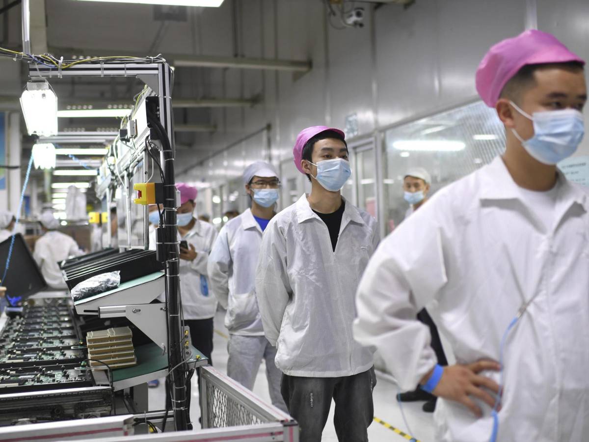 Trabajadores de fábrica iPhone en China aceptan oferta para irse tras protestas