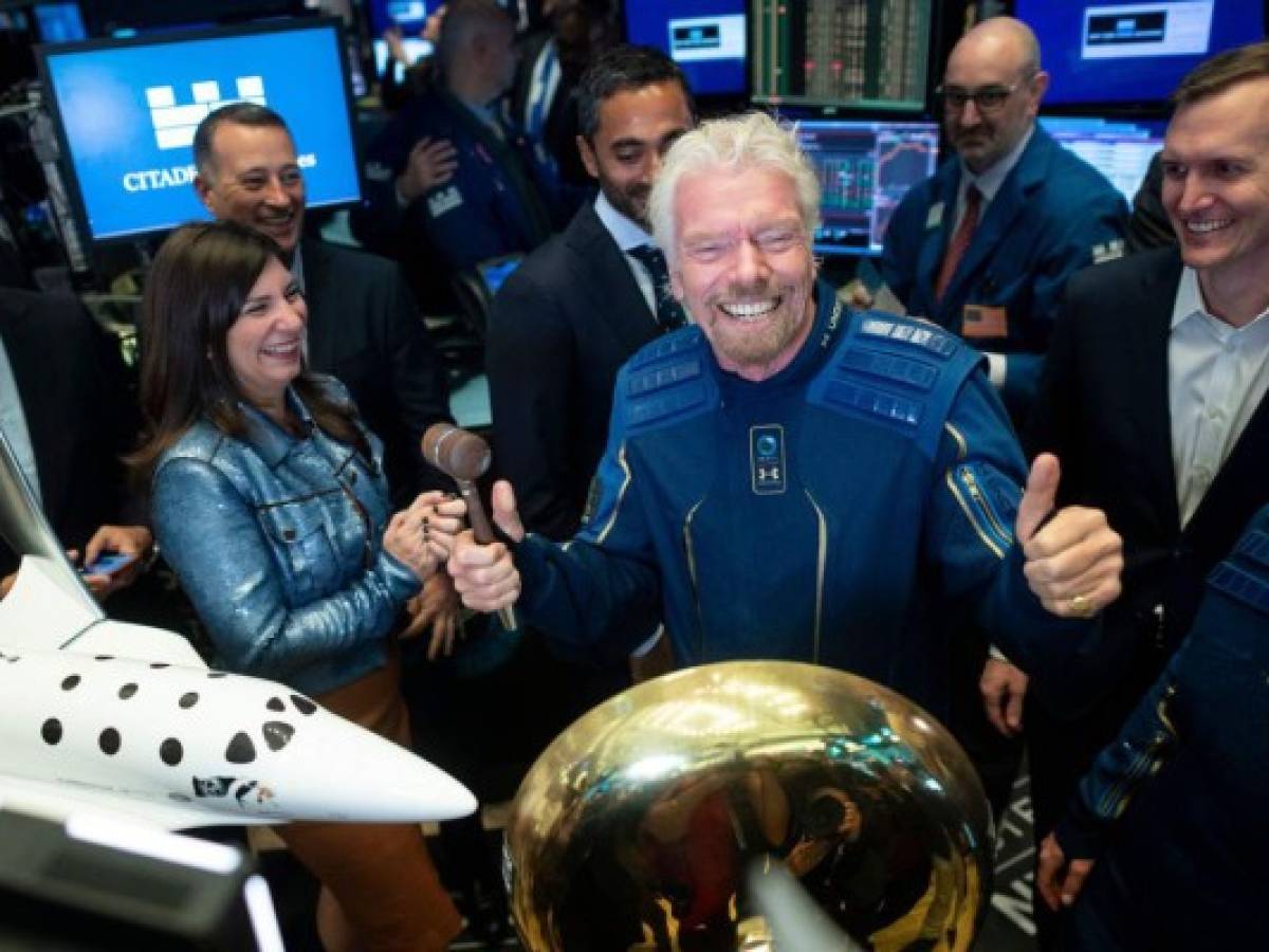 El millonario Richard Branson despega hacia el espacio en su nave de Virgin Galactic
