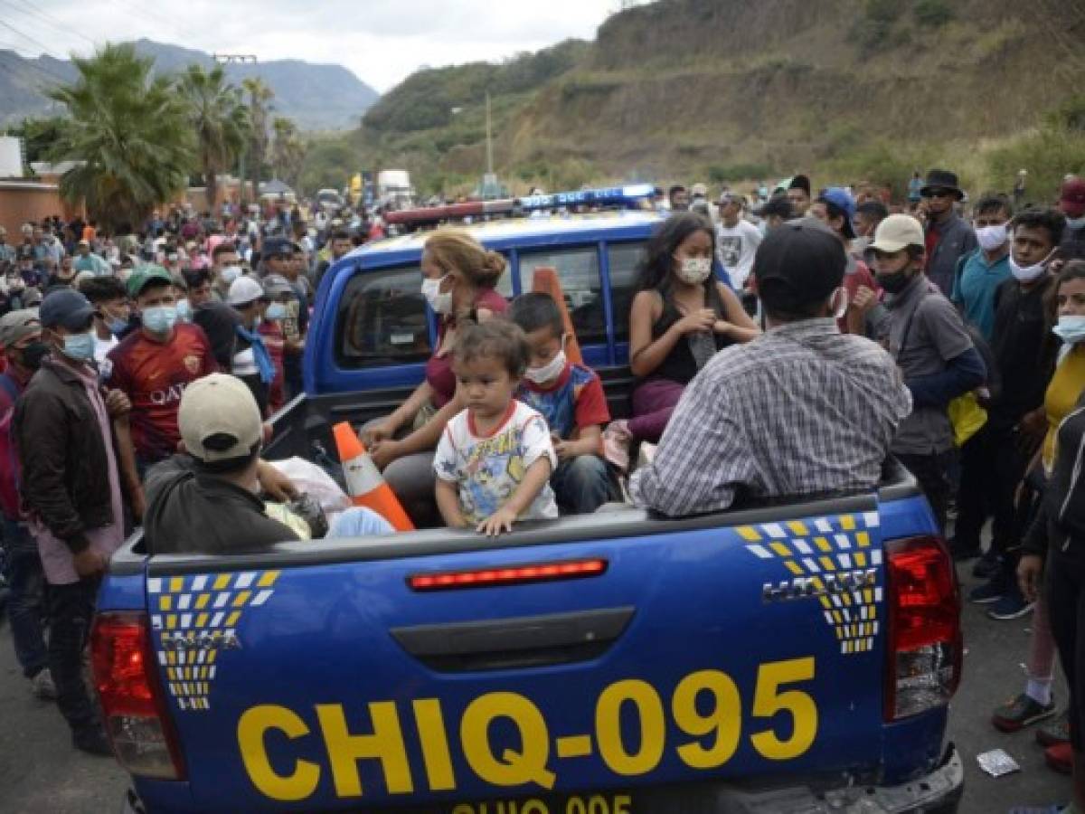 Caravana migrante resiste en Guatemala con pocas opciones de continuar