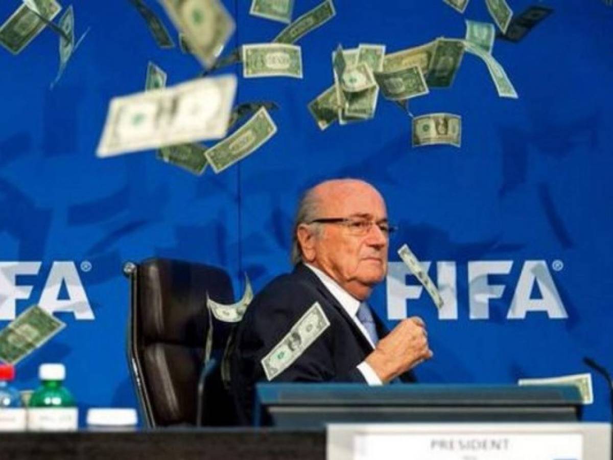 Un cómico británico arroja dólares falsos sobre Blatter