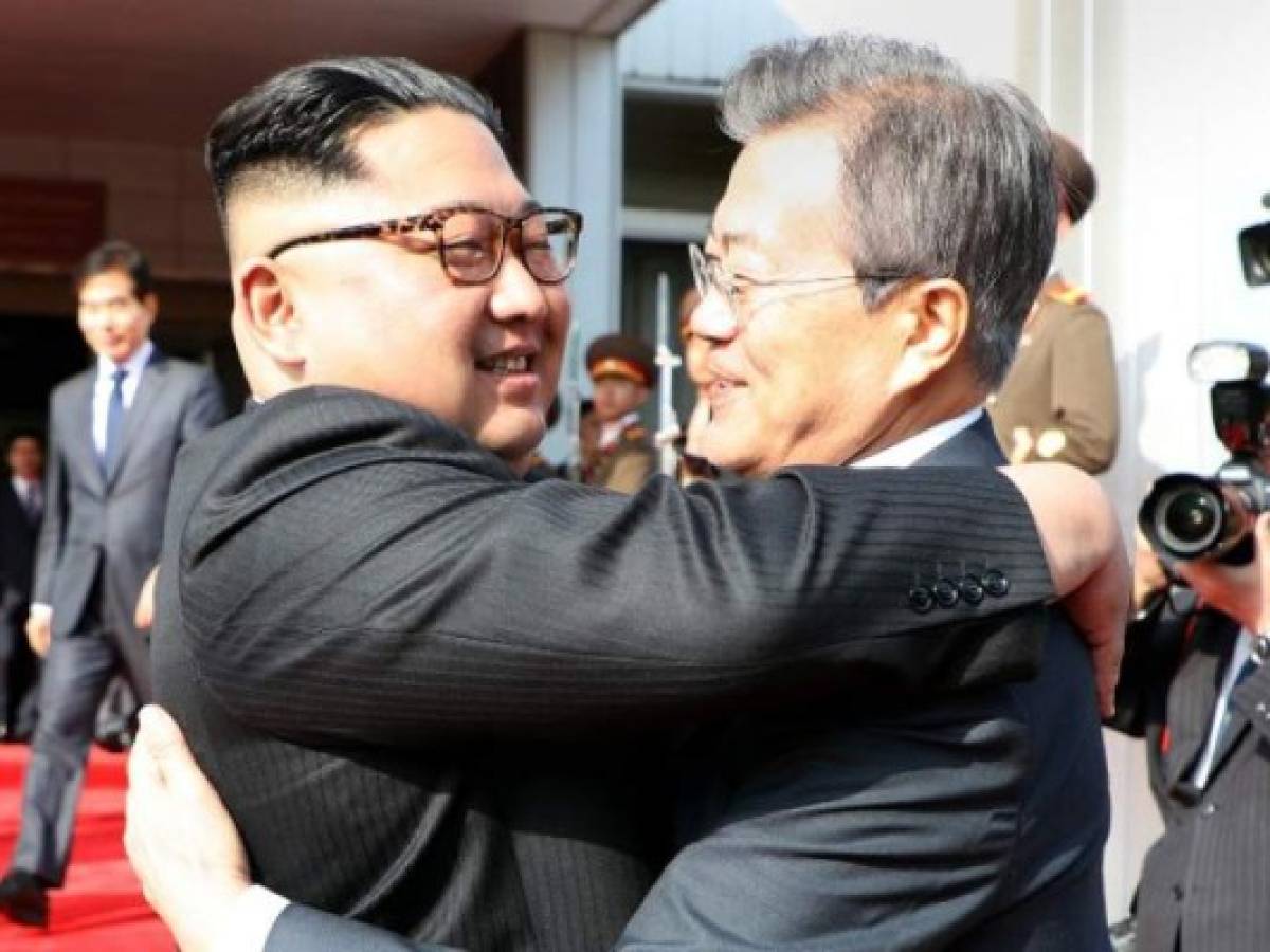 This picture taken on May 26, 2018 and released by the Blue House via Dong-A Ilbo shows South Korea's President Moon Jae-in (R) hugging North Korea's leader Kim Jong Un after their second summit at the north side of the truce village of Panmunjom in the Demilitarized Zone (DMZ).South Korea said President Moon Jae-in met with North Korea's leader Kim Jong Un on May 26 inside the Demilitarised Zone dividing the two nations, a day after US President Donald Trump threatened to abandon a summit with Pyongyang. / AFP PHOTO / Dong-A Ilbo / Handout / South Korea OUT