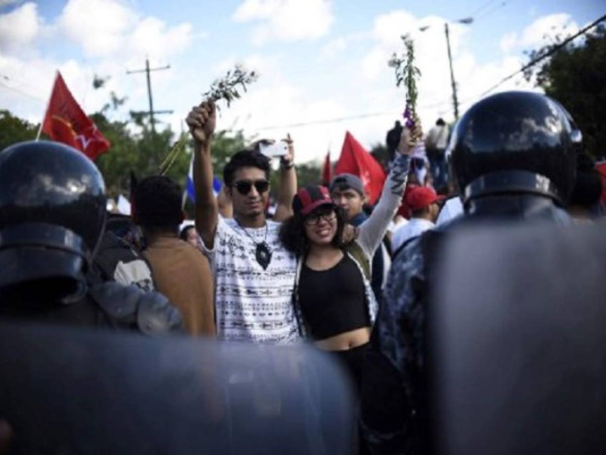 Oposición se manifiesta masivamente en Honduras