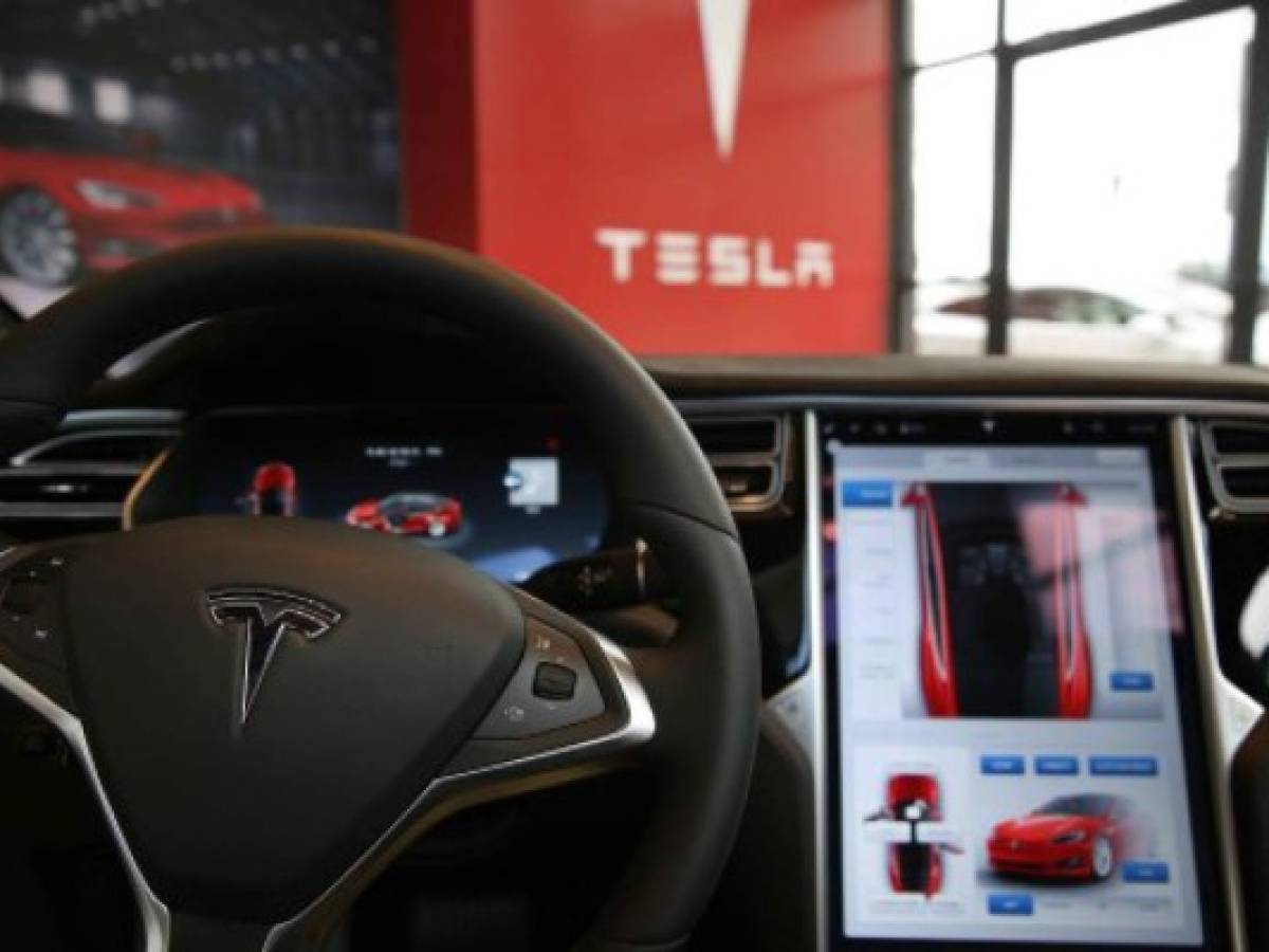 Vehículo autónomo de Tesla excedió límite de velocidad en choque fatal