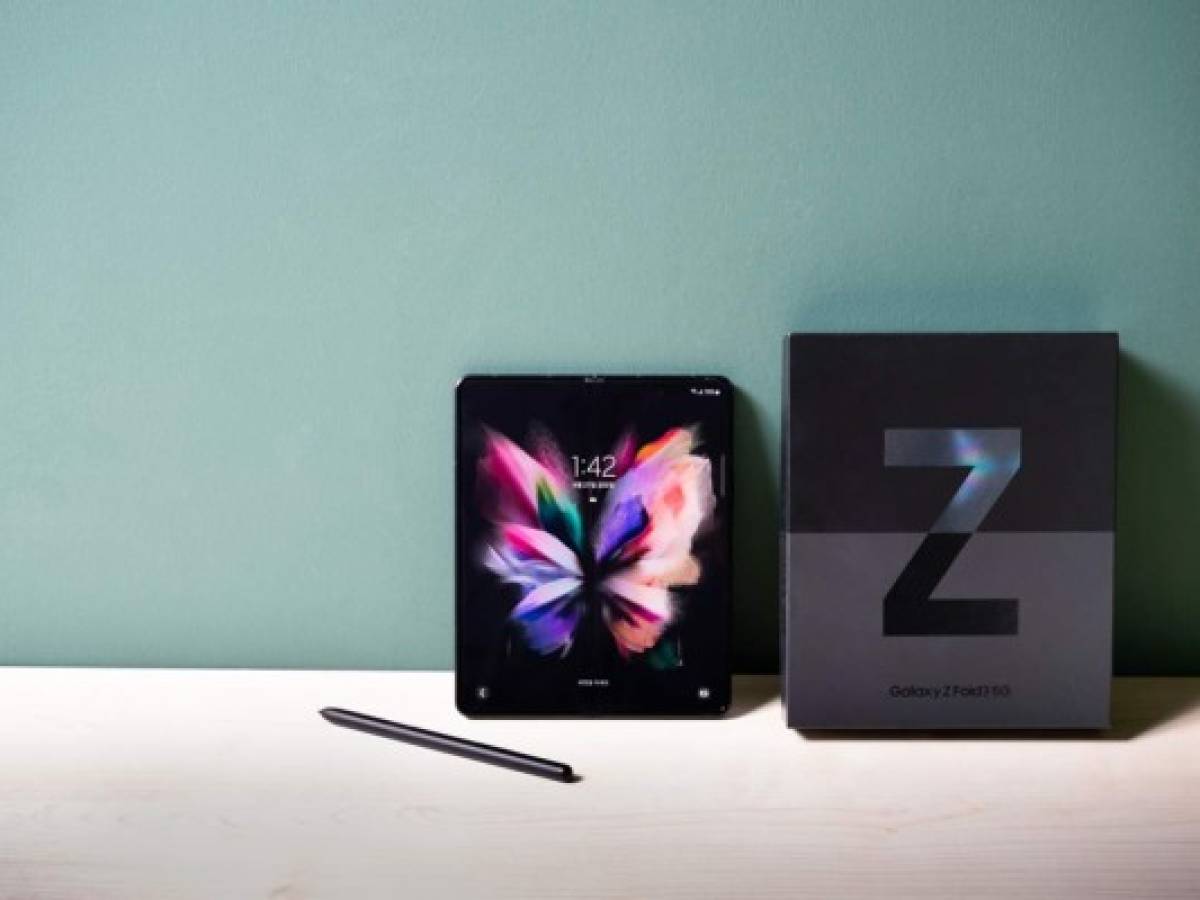 Galaxy Z Fold3 5G, primer smartphone plegable con cámara debajo a la pantalla