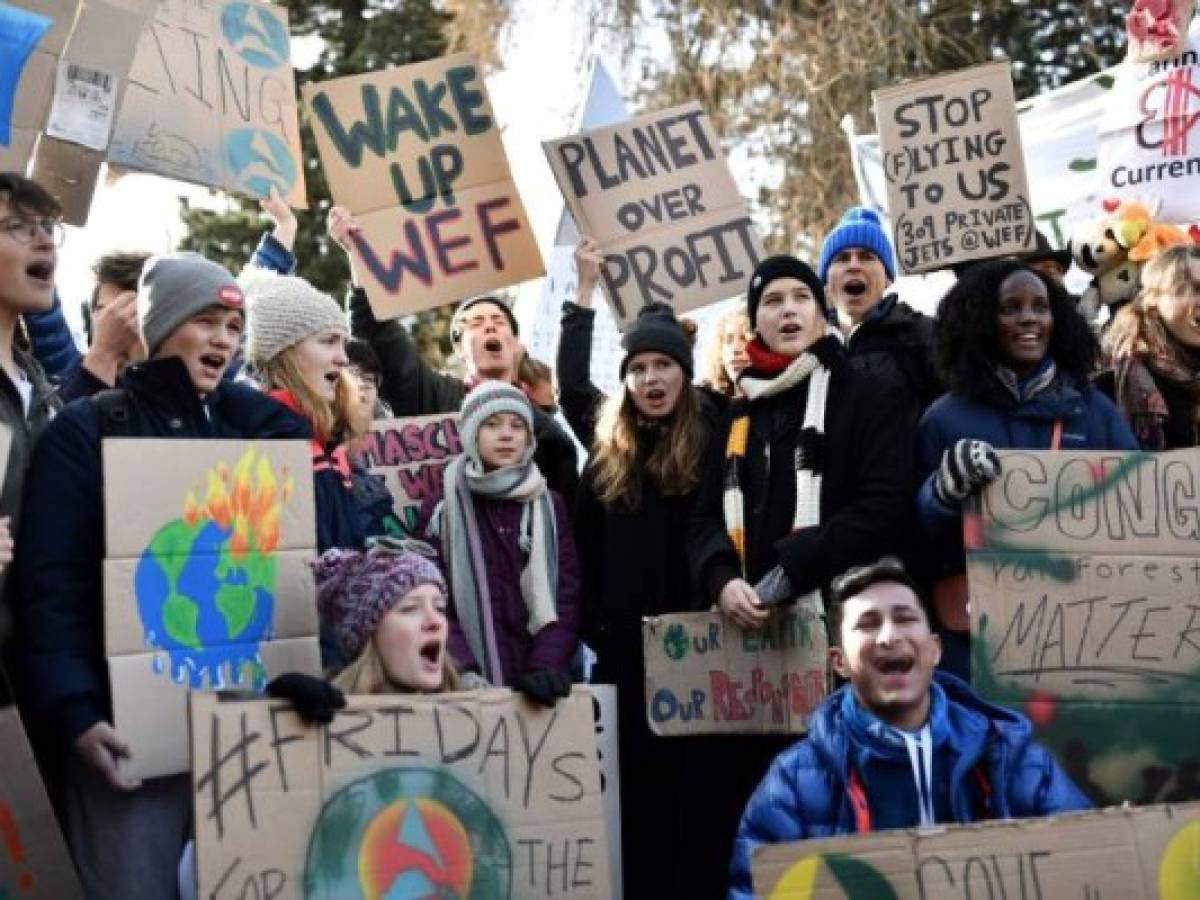 Swedish climate activist Greta Thunberg (C) marches during a 'Friday for future' youth demonstration in a street of Davos on January 24, 2020 on the sideline of the World Economic Forum (WEF) annual meeting. - Teenage climate activist said calls to the corporate elite meeting in Davos to disinvest immediately in fossil fuels had been ignored. (Photo by Fabrice COFFRINI / AFP)