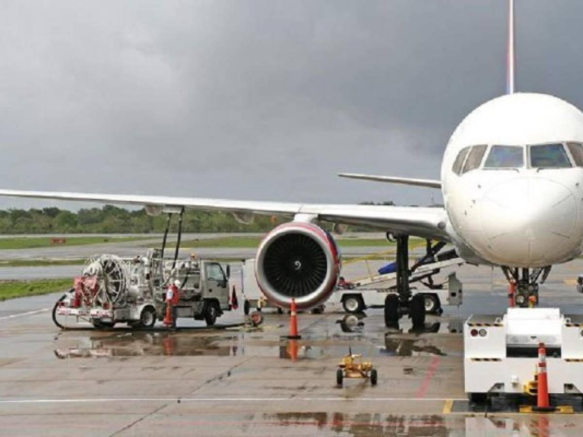 ¿Por qué baja el petróleo, pero casi no lo hacen los billetes de avión?