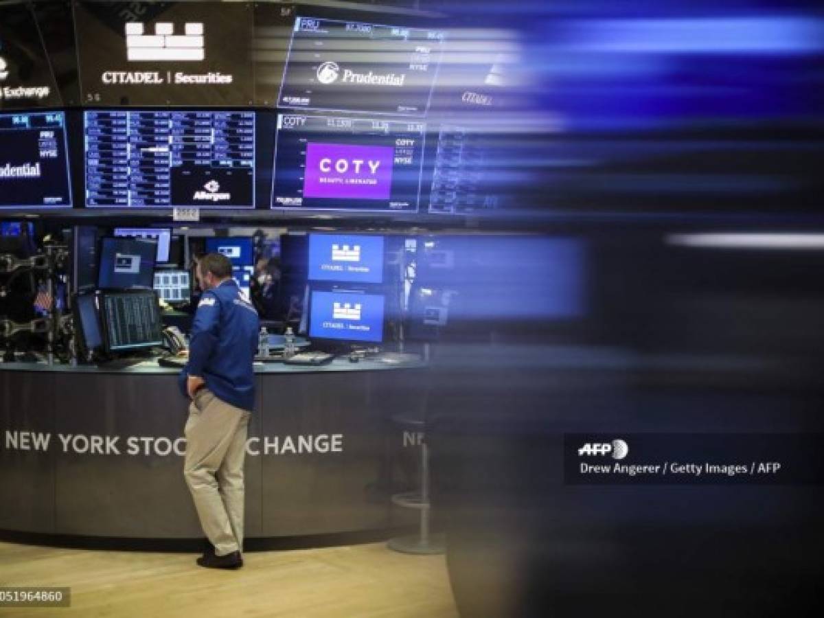 Wall Street cae afectado por temores de destitución de Trump