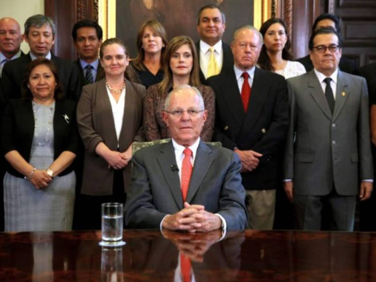 Presidente de Perú renuncia en medio de acusaciones de corrupción