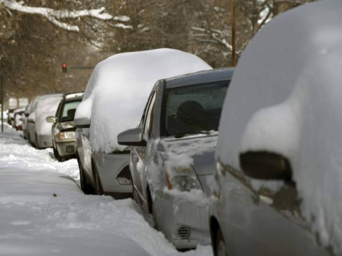 EEUU: La nieve paraliza el tráfico aéreo el Día de Acción de Gracias