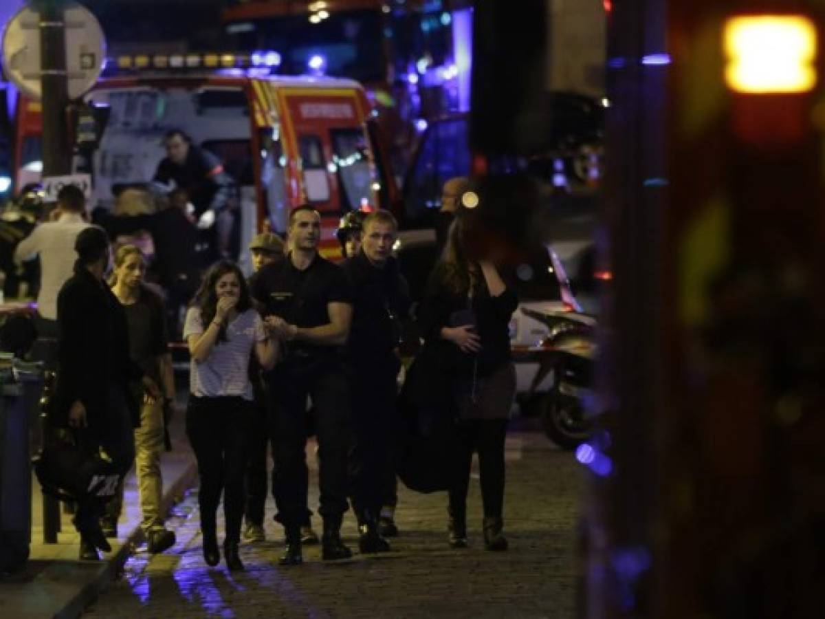 Horror en París: más de 128 muertos en atentados simultáneos