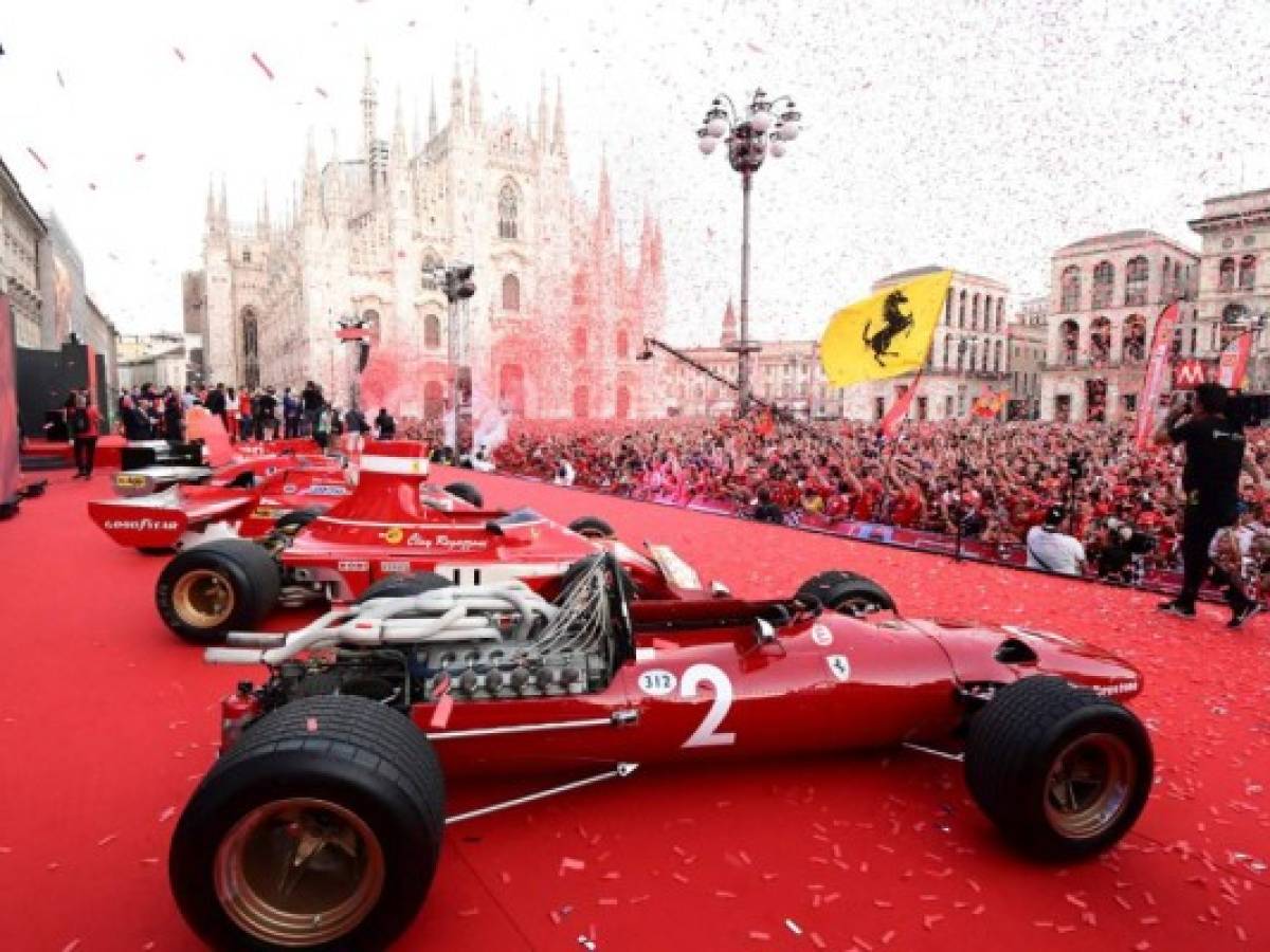 Ferrari festeja su 90 aniversario frente a la catedral de Milán