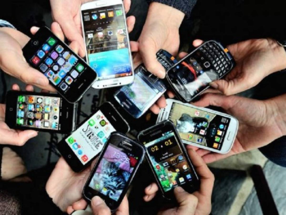 Centroamericanos compran más celulares que medicinas