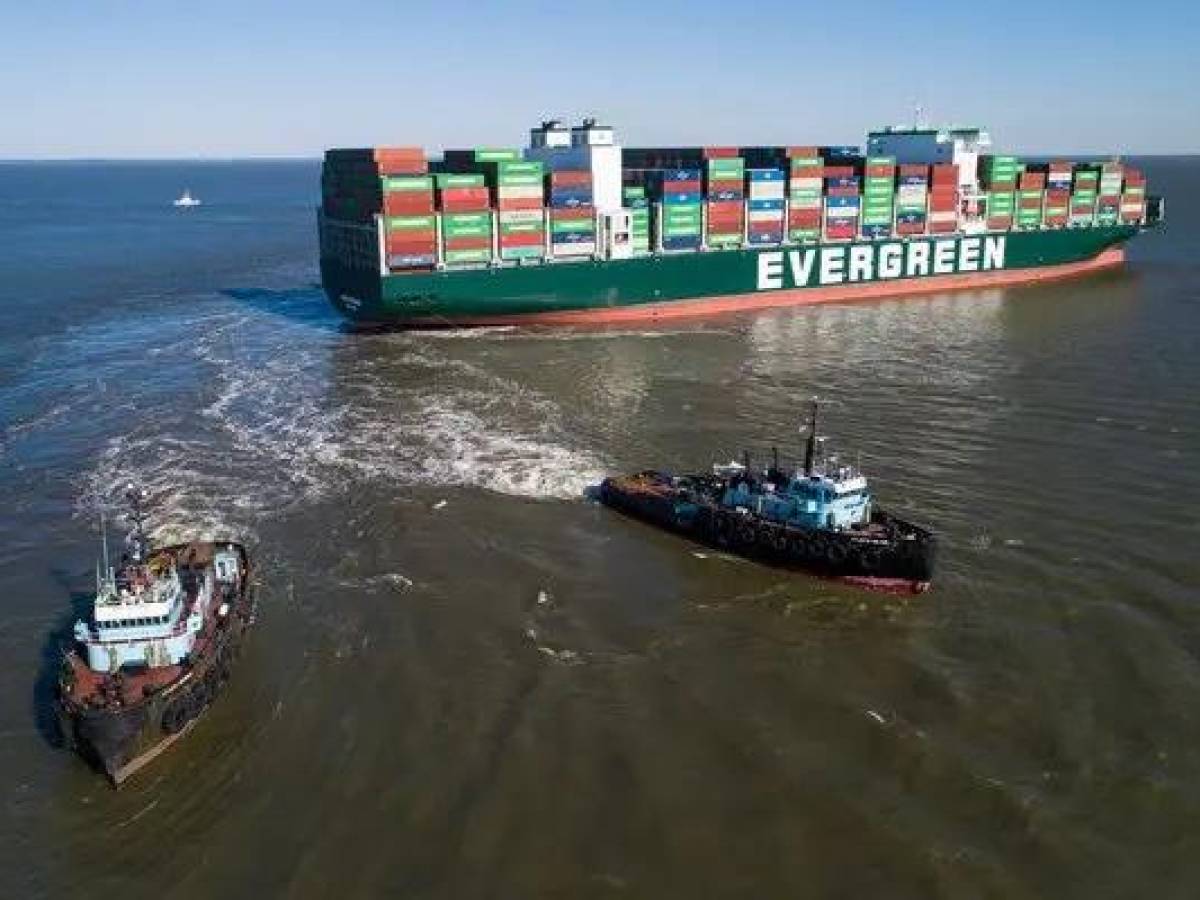 Embarcación Ever Forward sale del Chesapeake Bay tras quedar encallada más de un mes