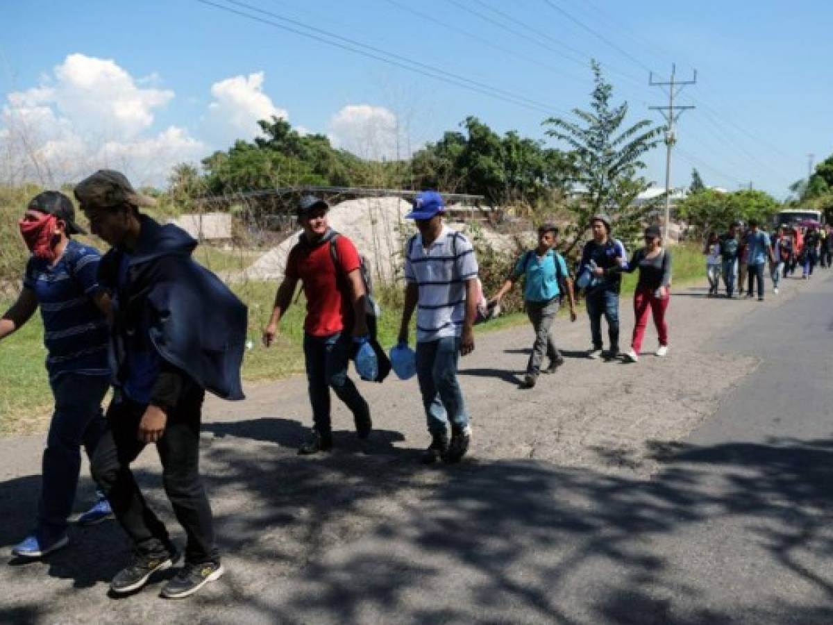 Más de 2.000 migrantes salvadoreños avanzan camino a EEUU