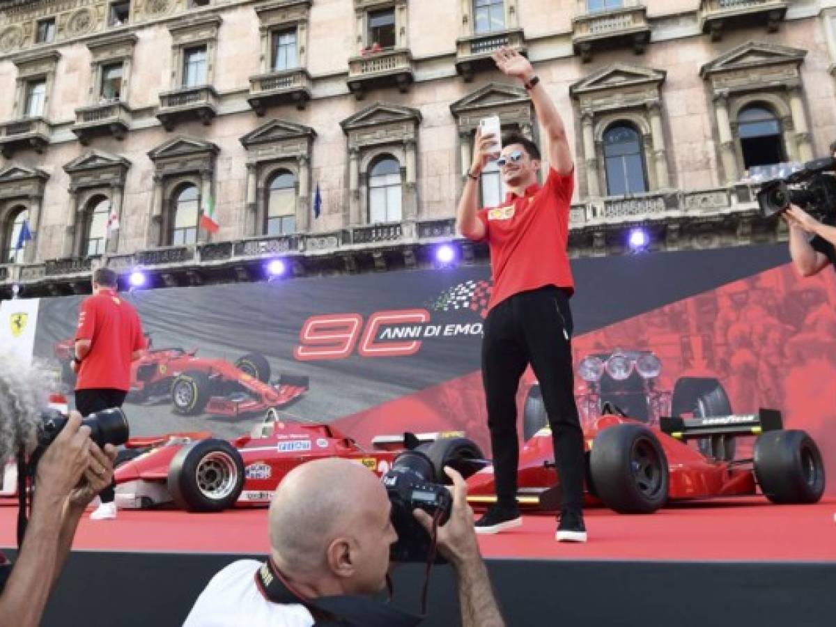 Ferrari festeja su 90 aniversario frente a la catedral de Milán