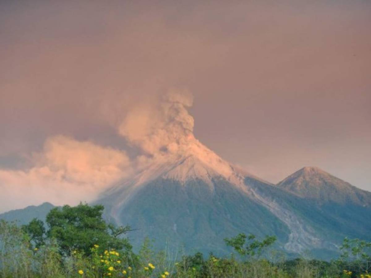 Guatemala: Volcán de Fuego registra explosiones y lanza ceniza