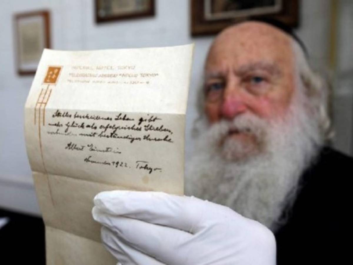 La teoría de la felicidad de Einstein aparece en una nota manuscrita en Tokio