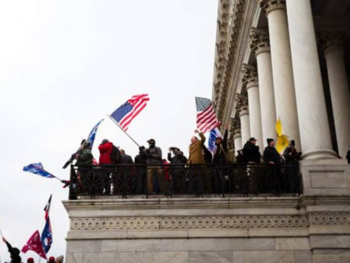 Armas, gritos y gas lacrimógeno en el Capitolio de EE.UU.