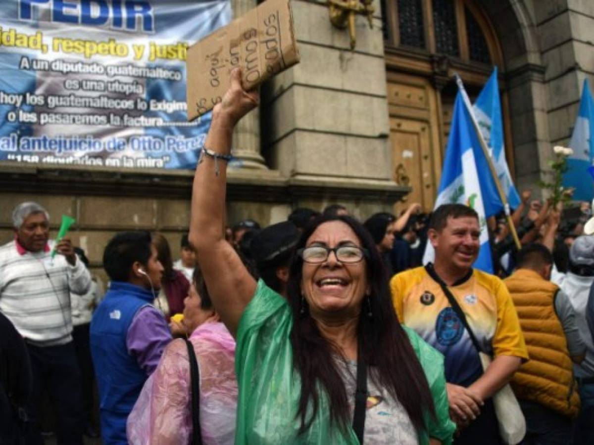 Justicia prohíbe salir del país al presidente de Guatemala