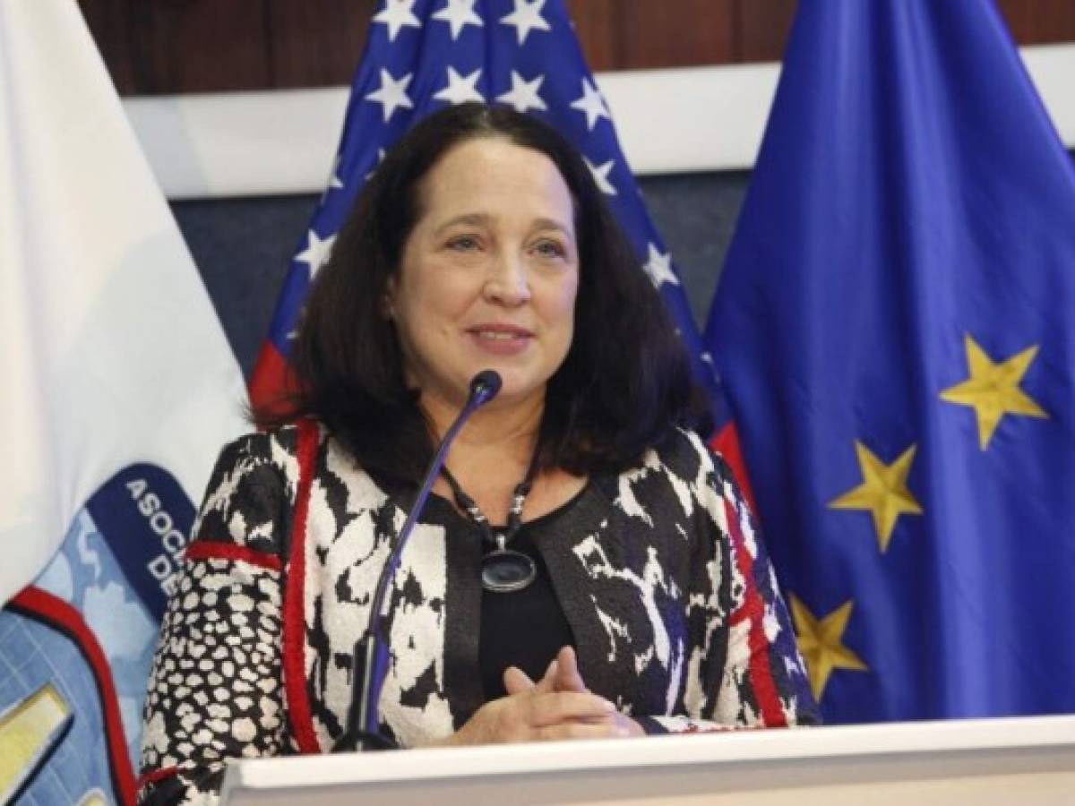 Embajadora EEUU dice relaciones con El Salvador 'no están sólidas'