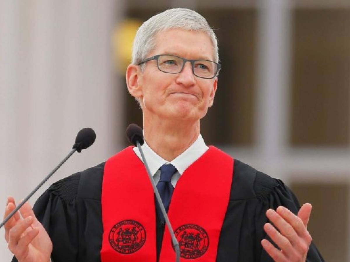 Presidente de Apple a graduados del MIT: templen la tecnología con humanidad