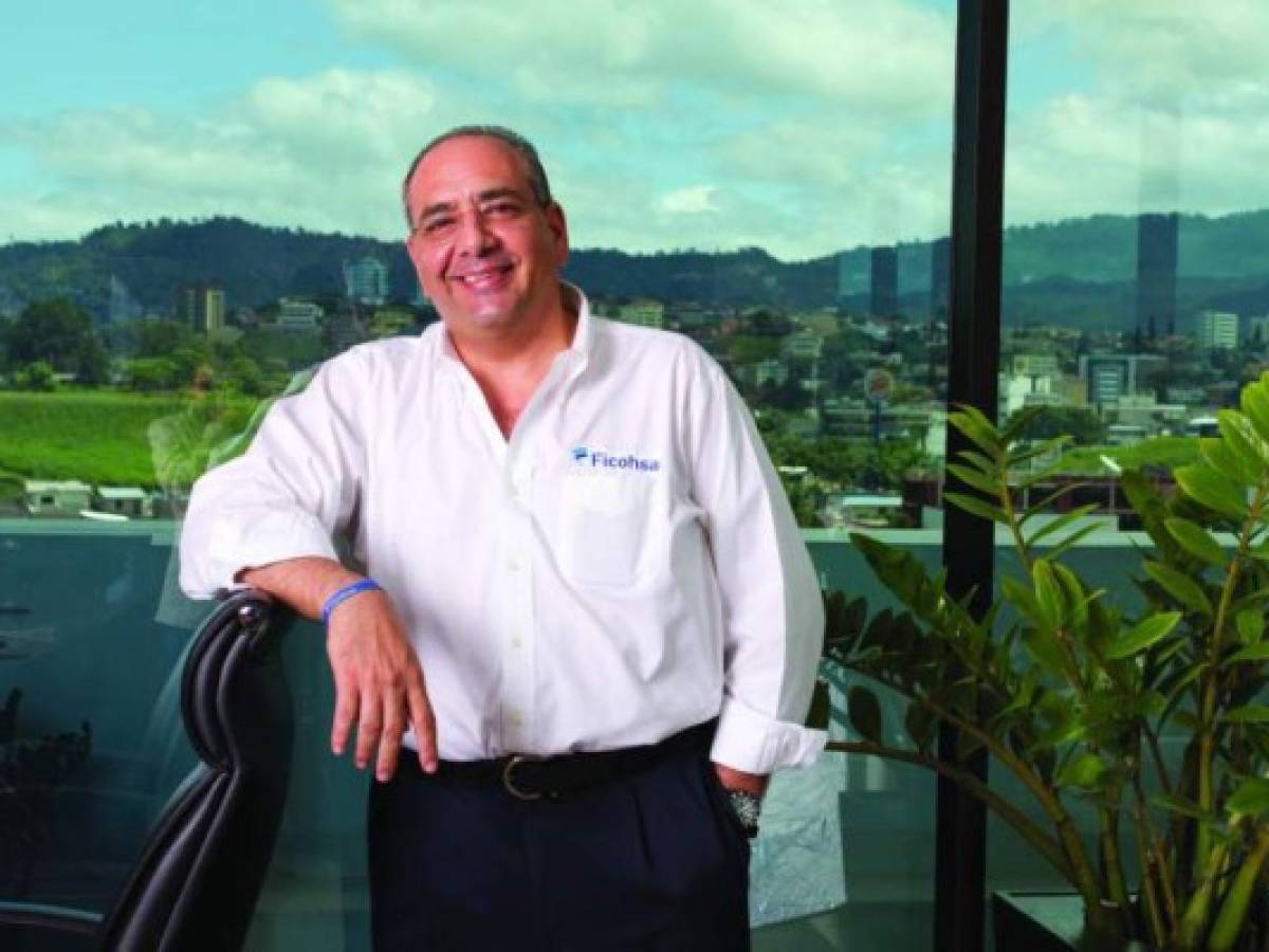 Camilo Atala: Banquero en expansión