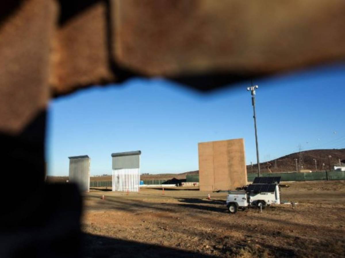 Los prototipos del muro de Trump ya se levantan en el desierto