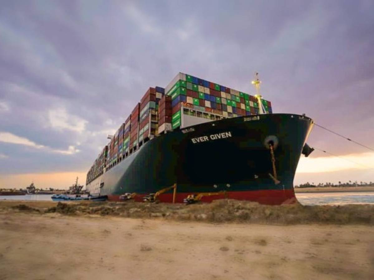 Desencallan el buque ‘Ever Given’ que bloqueaba el Canal de Suez