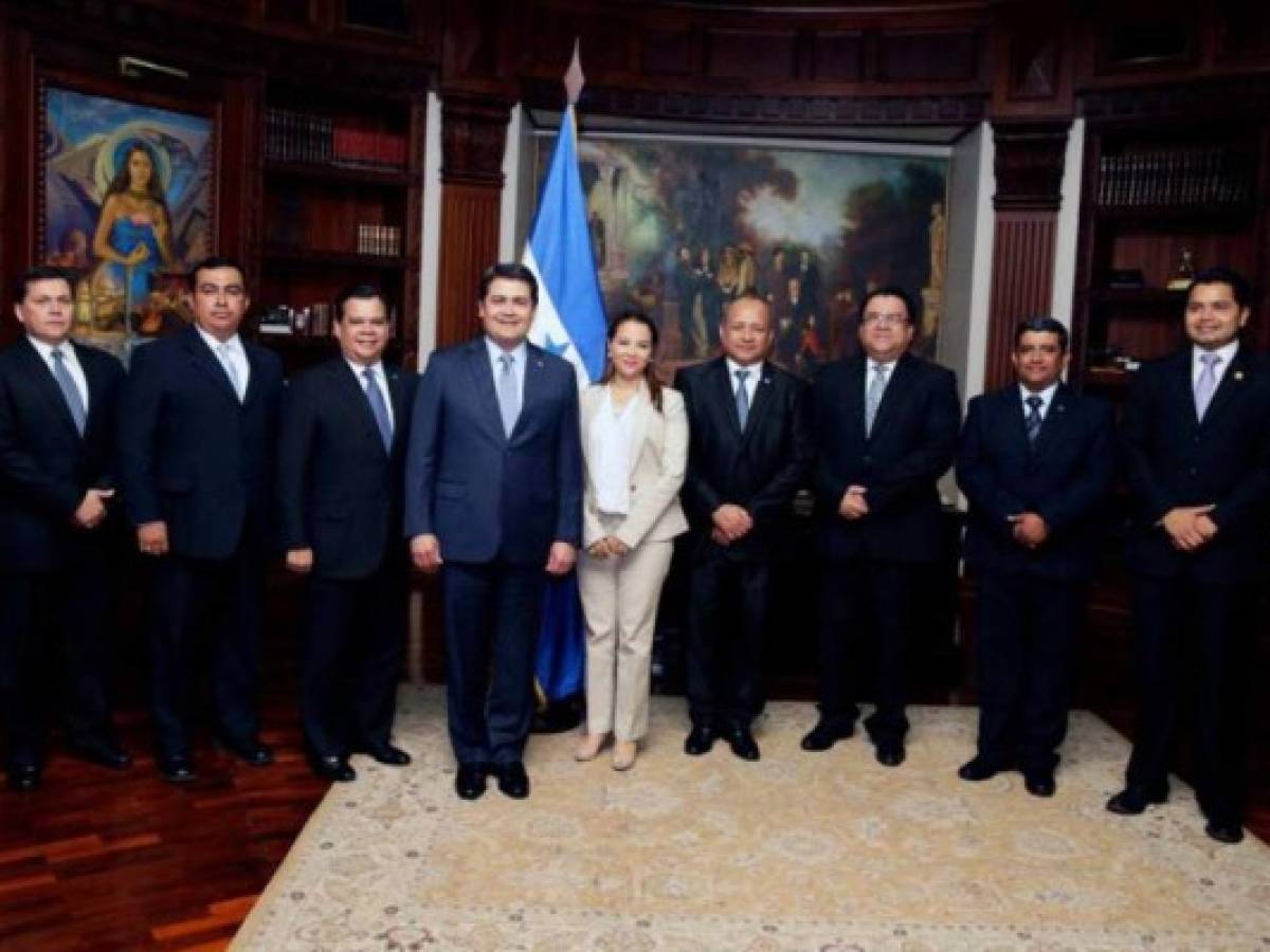 Presidente de Honduras reprueba a sus ministros y cambia a ocho