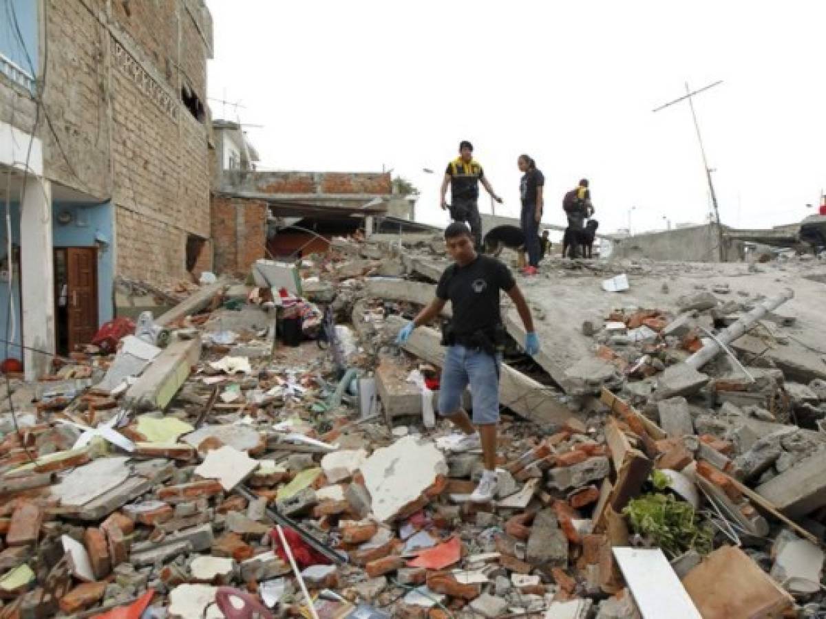 Más de 230 muertos por sismo en Ecuador, el peor en casi 40 años