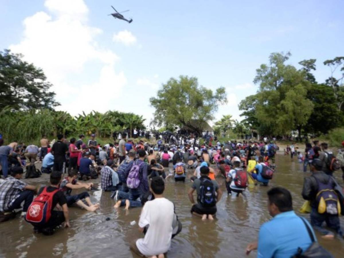 Migrantes cruzan río Suchiate para evitar a las autoridades mexicanas