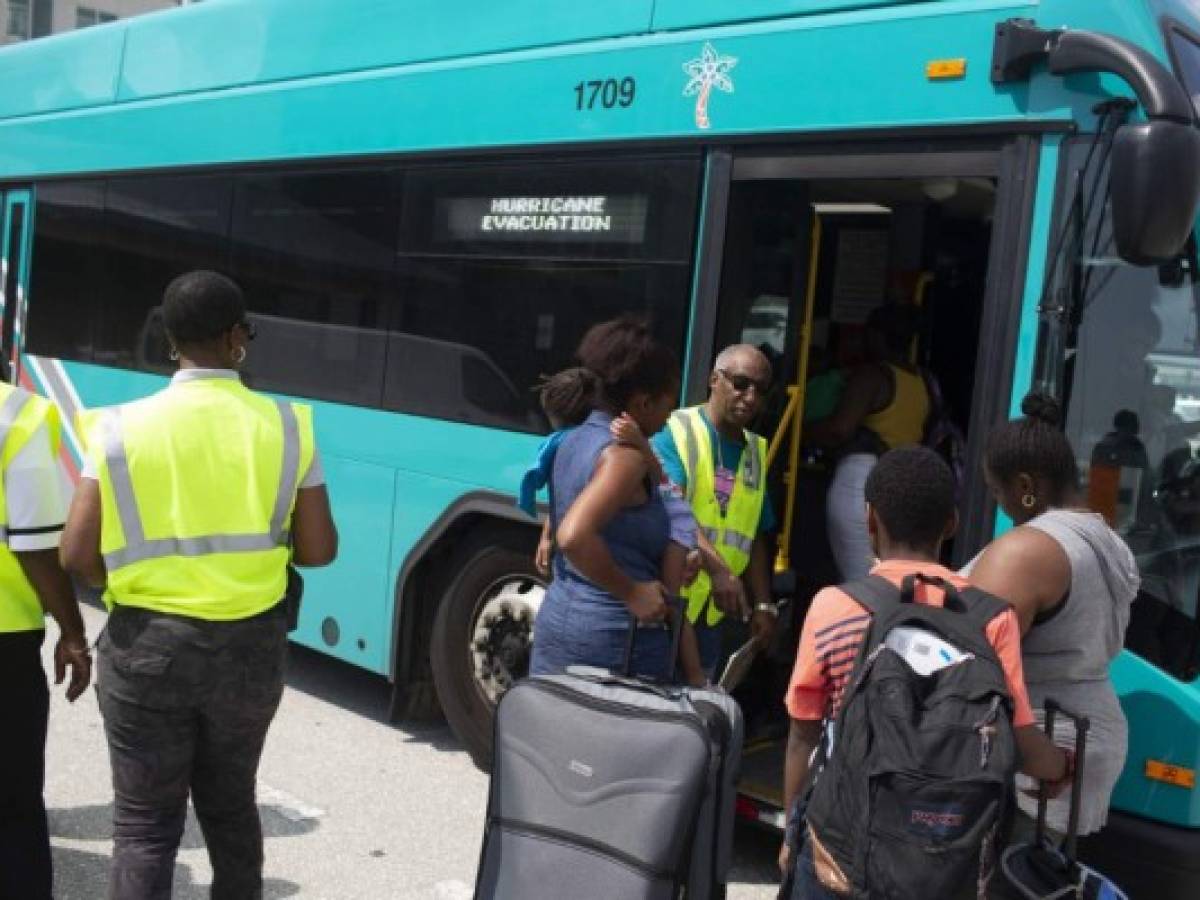 La tragedia sigue en Bahamas: miles tratan de escapar de los escombros