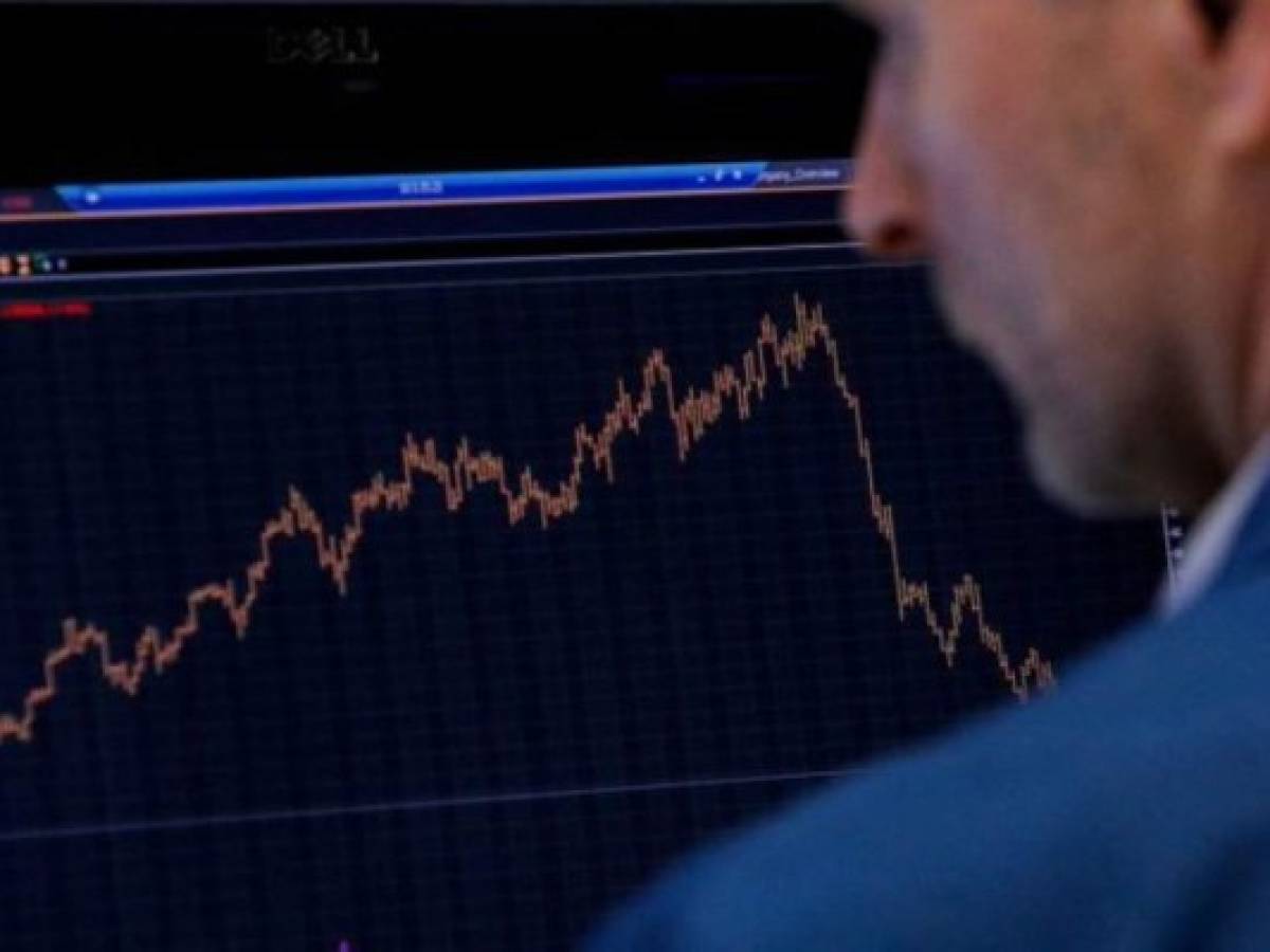 Wall Street cae a mínimo de un mes por temores sobre comercio y crecimiento