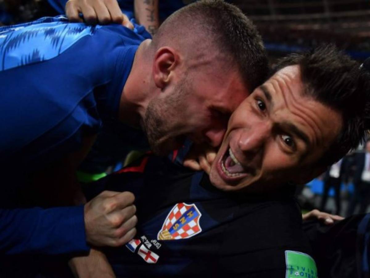 Croatia's forward Mario Mandzukic (R) celebrates with teammates after scoring his team's second goal during the Russia 2018 World Cup semi-final football match between Croatia and England at the Luzhniki Stadium in Moscow on July 11, 2018. / AFP PHOTO / Yuri CORTEZ / RESTRICTED TO EDITORIAL USE - NO MOBILE PUSH ALERTS/DOWNLOADS