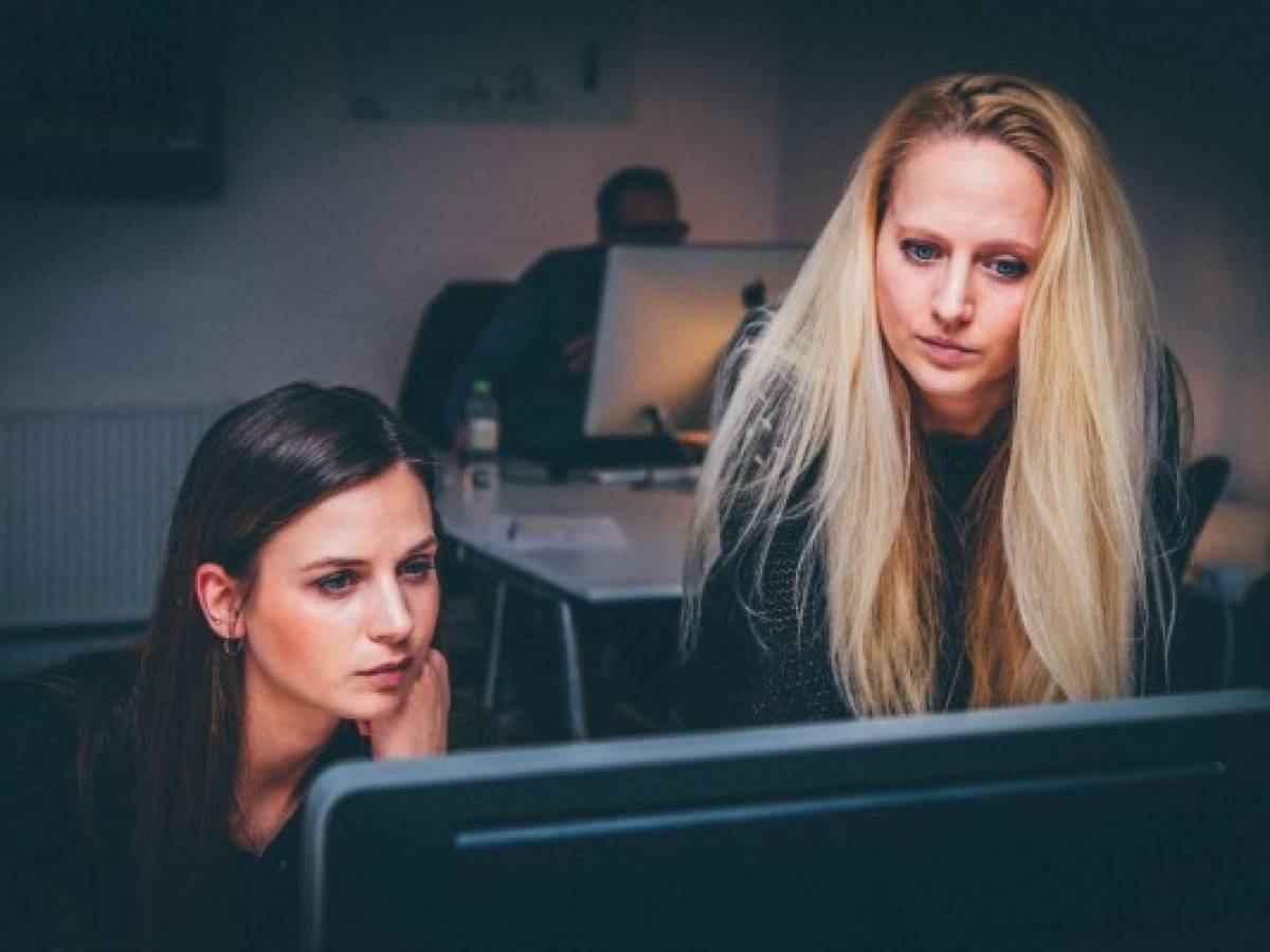 Mujeres millennial trabajan más, pero no hay equilibro en los ingresos