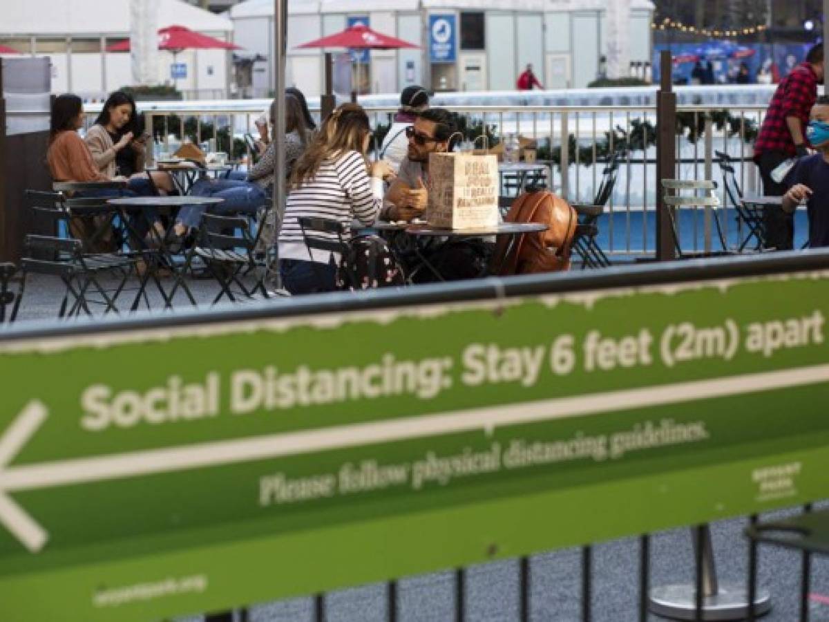EEUU considera reducir la distancia social por el covid