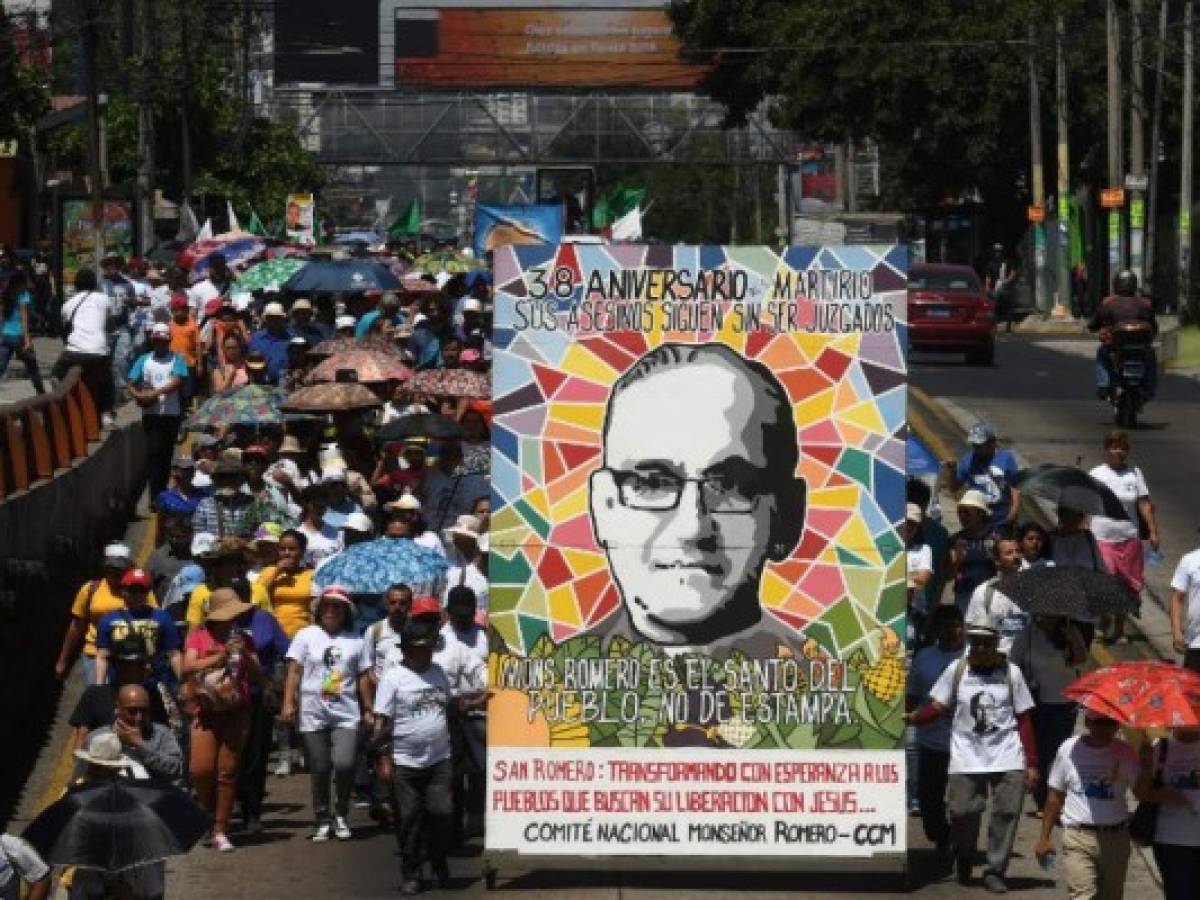 El Salvador: Miles conmemoran el asesinato de monseñor Romero