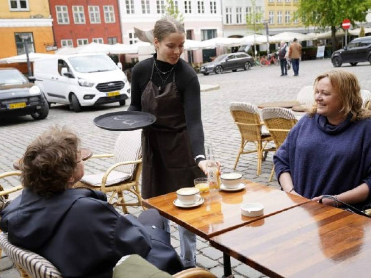 Cauto regreso a la mesa en los restaurantes y cafés por el coronavirus