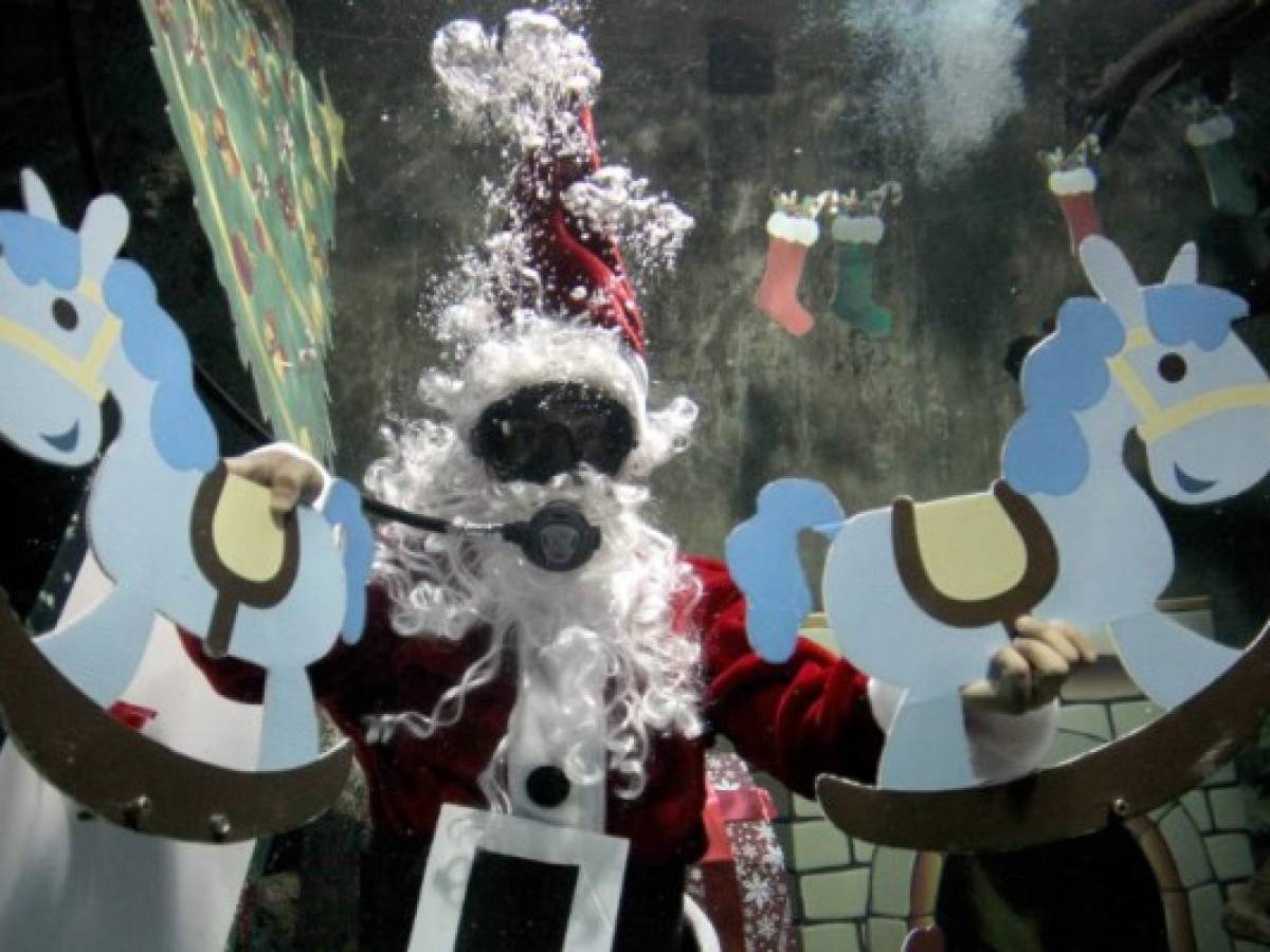 Santa Claus extremo recibe cartas bajo el agua de acuario de Guadalajara