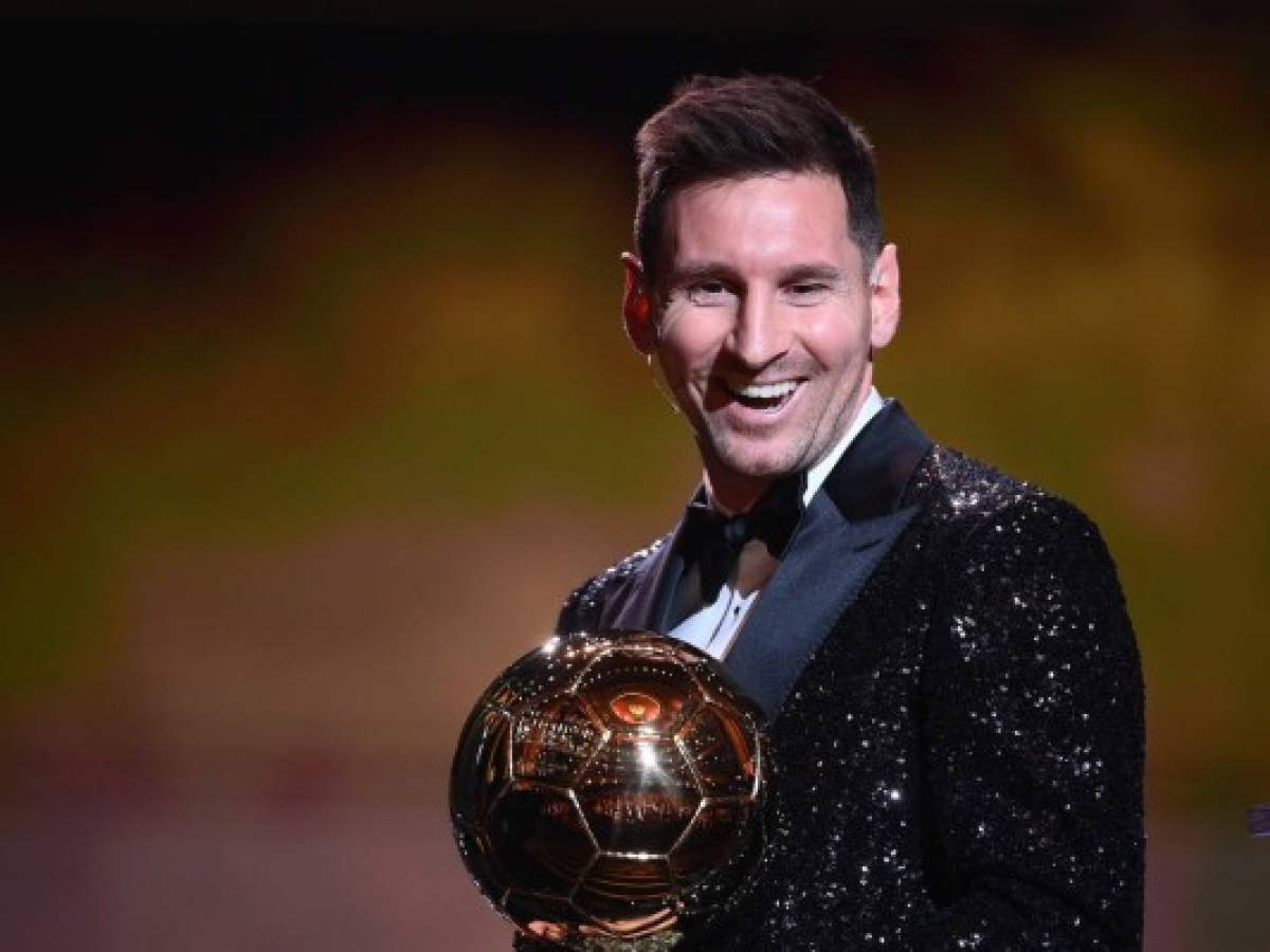¡Messi recibe el Balón de Oro del 2021!