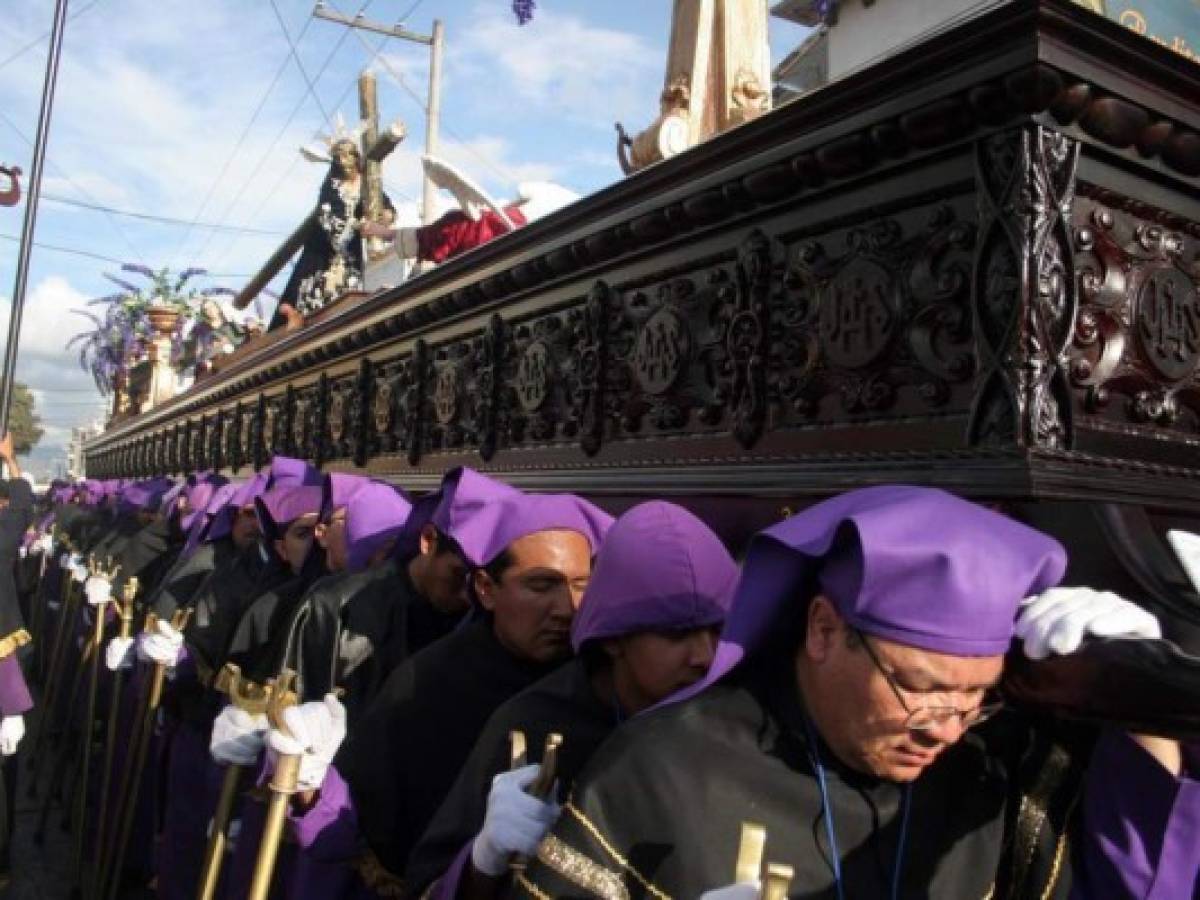 Guatemaltecos retoman las procesiones suspendidas por la pandemia