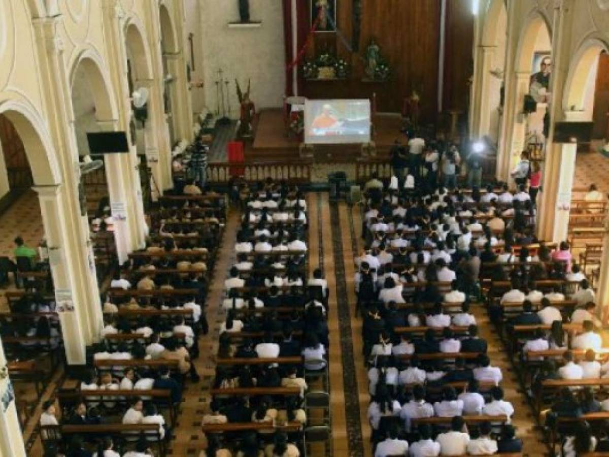 Catholic faithfuls gather at San Francisco's church in San Salvador on June 28, 2017 to watch in a screen the consistory led by Pope Francis in the Vatican, where he is appointing five new cardinals among which is Salvadorean Gregorio Rosa Chavez. Four of the five new 'Princes of the Church' come from countries that have never had a cardinal before: El Salvador, Laos, Mali and Sweden. The fifth is from Spain. / AFP PHOTO / Marvin RECINOS
