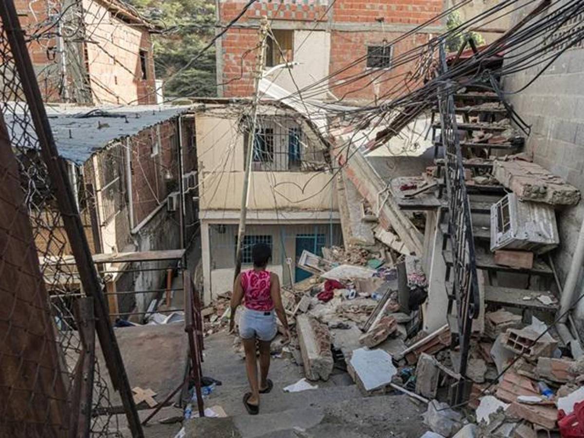 Una mujer camina en una zona afectada por los terremotos, en Catia La Mar (Venezuela). EFE/ Henry Chirinos