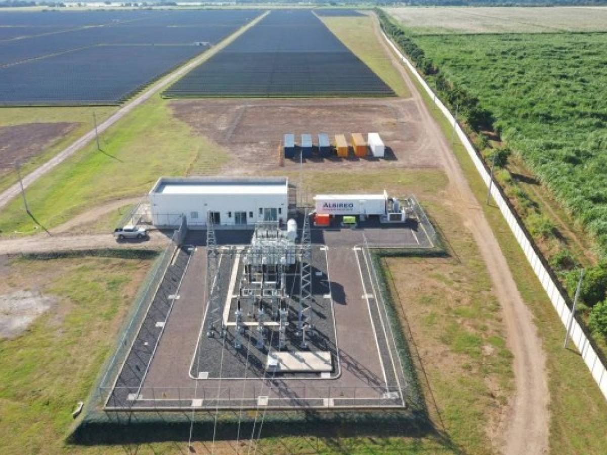 El Salvador: Neoen firma financiamiento para agregar baterías a sus plantas solares