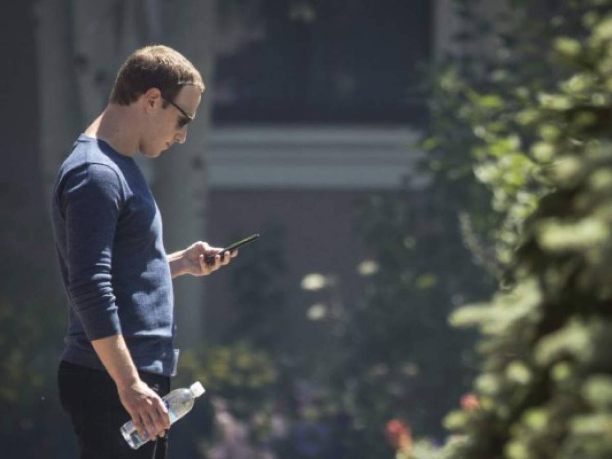 Usuarios de Facebook en Estados Unidos suprimieron la app de su celular