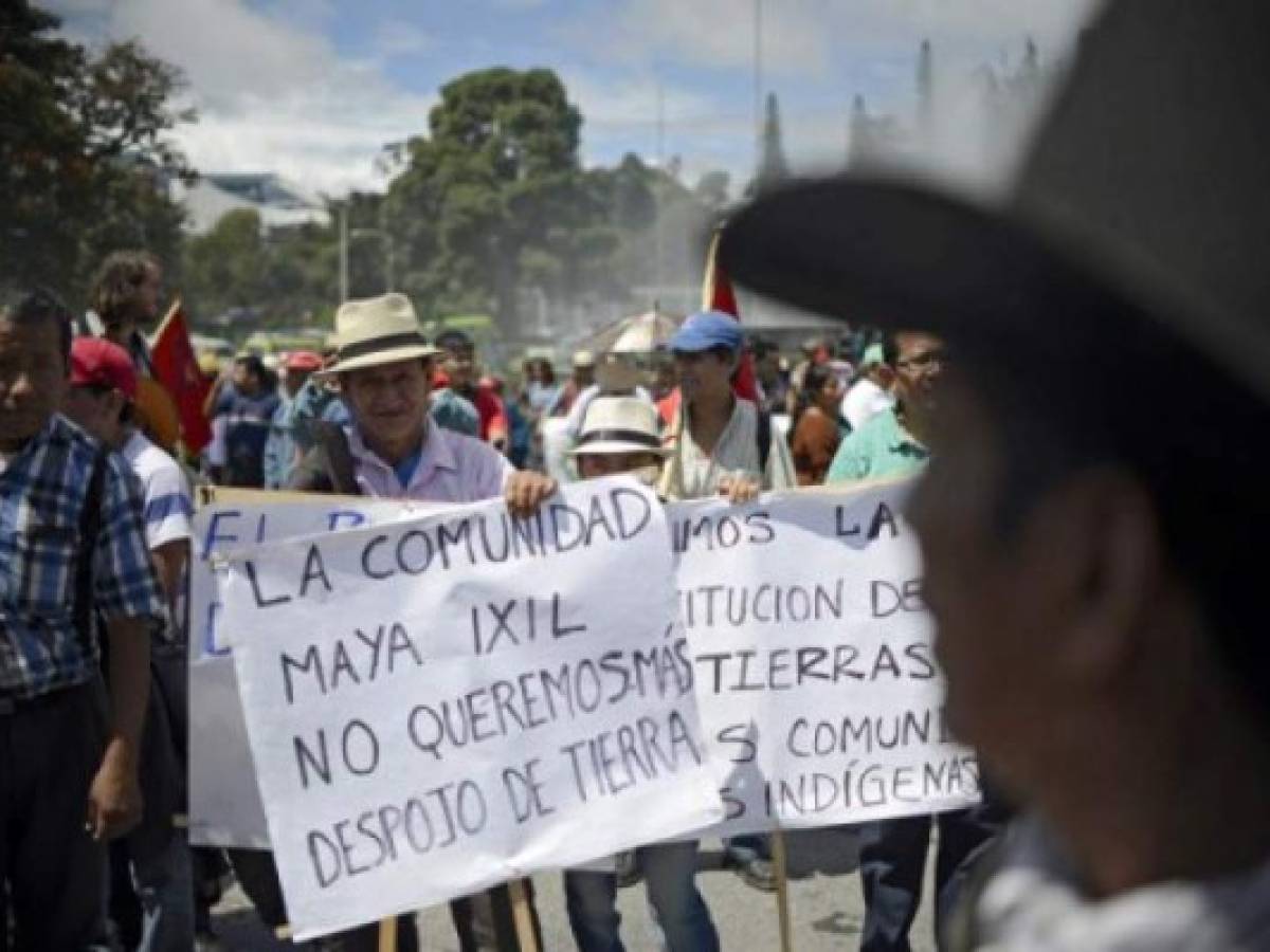Guatemalan natives and peasants march against mine exploitation in Guatemala City on October 12, 2016, during Columbus Day. / AFP PHOTO / JOHAN ORDONEZ