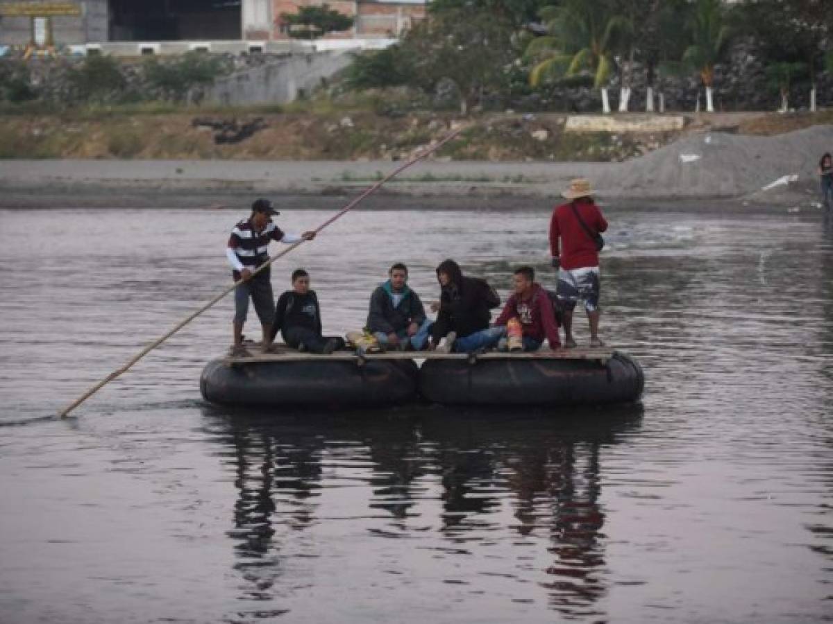 Cientos de centroamericanos de caravana cruzan ilegalmente a México