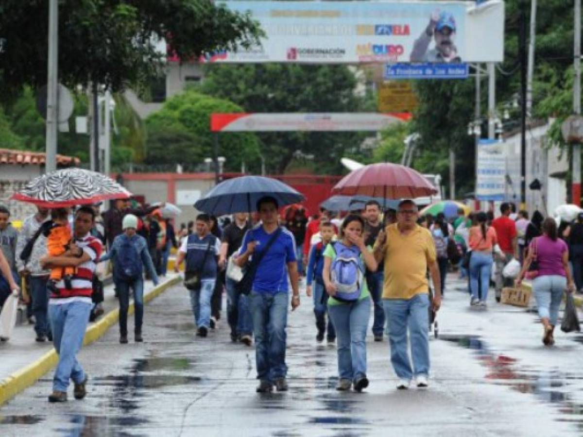 Ola de venezolanos cruza la frontera de Venezuela y Colombia